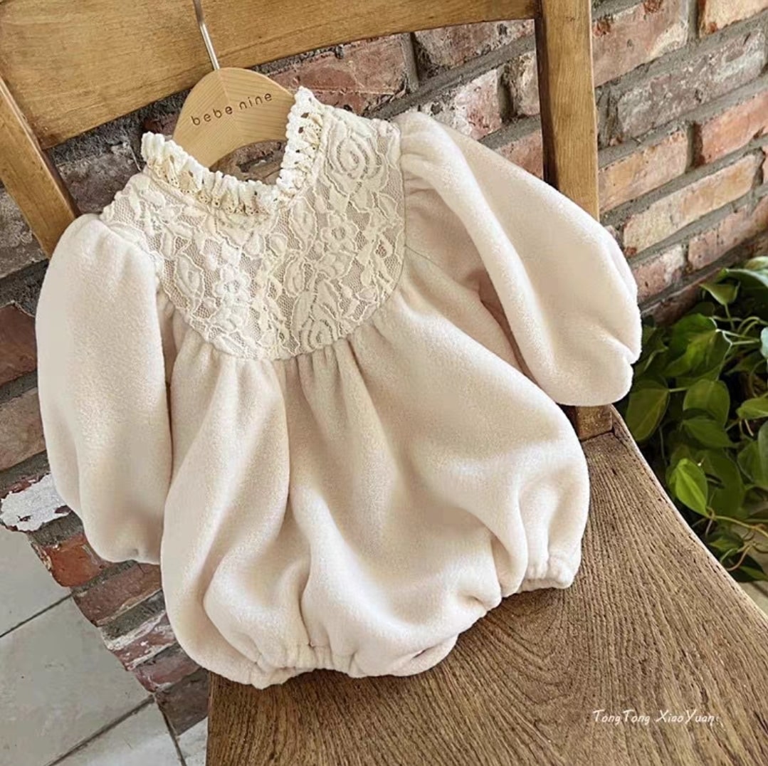 Puff sleeve dress.