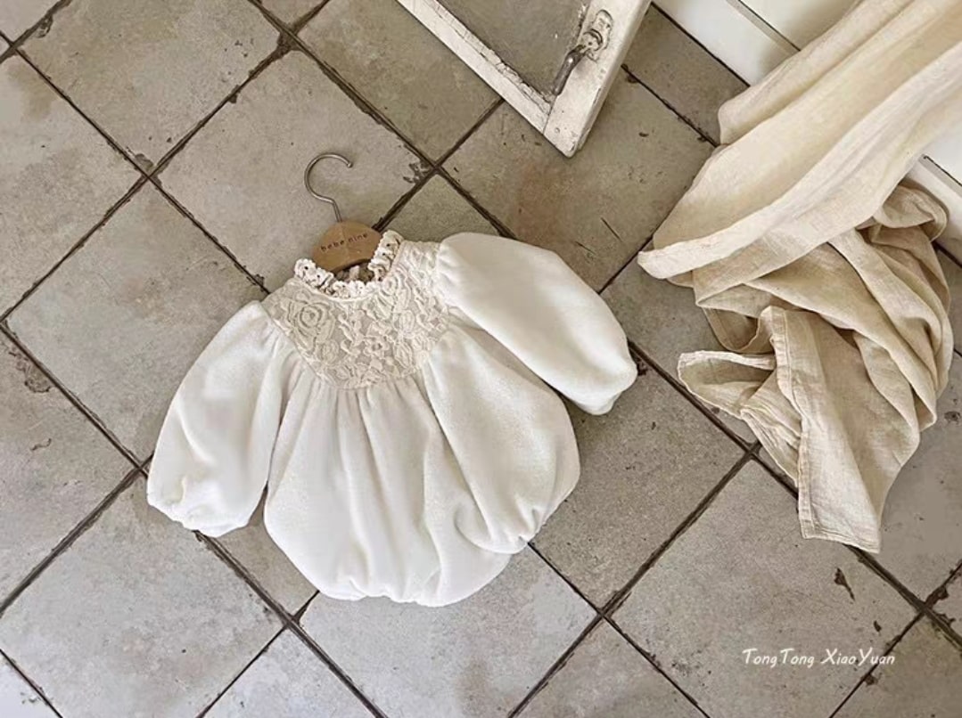 Puff sleeve dress.
